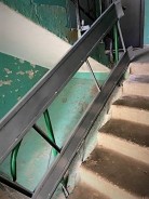 Доступная среда: в многоэтажном доме по улице Молодежной установили откидной пандус